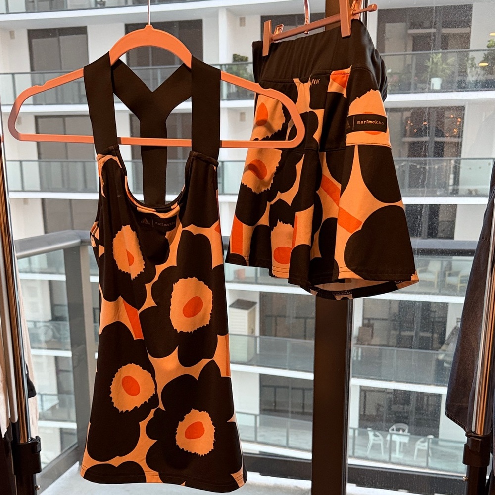 Marimekko Black and Orange tennis set